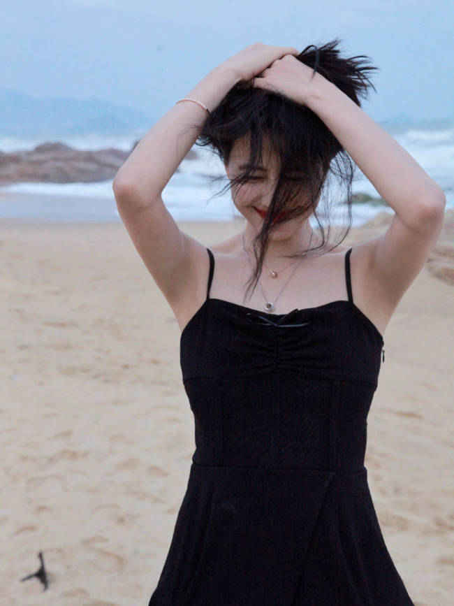 高圆圆海滩大片氛围感十足 穿黑色吊带裙性感优雅