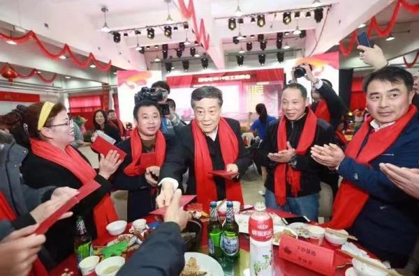 2019年2月，宗庆后参加娃哈哈集团年夜饭，给员工发红包。钱江晚报 图