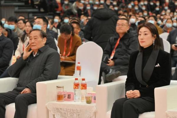 2023年12月12日，宗庆后出席娃哈哈集团2024年全国销售工作会议。坐在他边上的是女儿宗馥莉。新华网 图