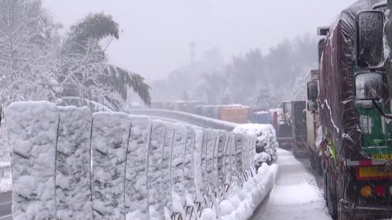 2024年1月22日，湖南常德，桃源县迎降雪天气，杭瑞高速桃源县境内路段出现拥堵，近十公里车辆滞留。（视觉中国/图）