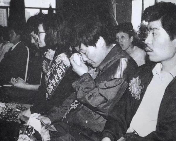 1992年4月28日，杭州市上城区重奖经济开拓者，当宗庆后接过10万元大奖时，这个铮铮铁汉流下了热泪。浙商杂志 图
