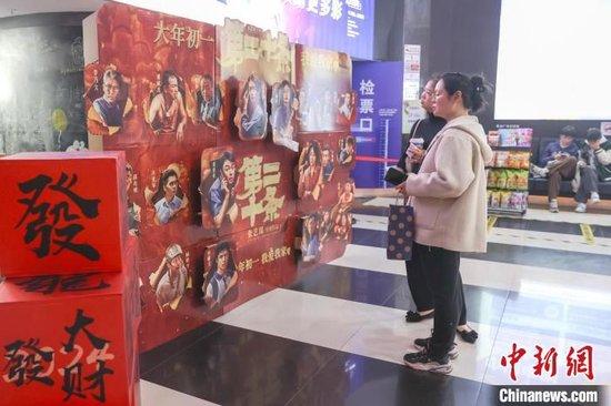 图为江西赣州一电影院摆放的春节档相关电影宣传物料吸引民众观看。刘力鑫 摄