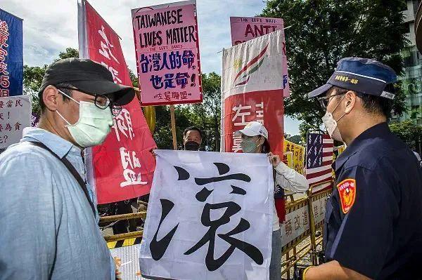 资料图 台湾民众抗议美国对台军售。图源：视觉中国