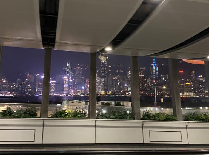西九龙站外的香港街景图/王静仪