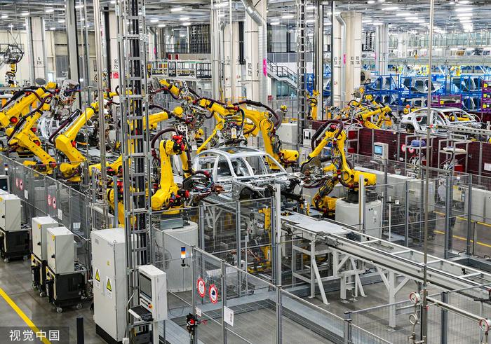 2023年2月6日，沈阳，位于中德（沈阳）高端装备制造产业园的华晨宝马里达工厂车间内一派繁忙景象，数十台机器人正舞动手臂进行生产作业。 图自视觉中国