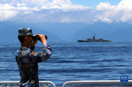 2022年8月5日，中国人民解放军东部战区海军继续在台岛周边海域展开实战化训练。这是某舰官兵在瞭望观察。新华社发（林健 摄）