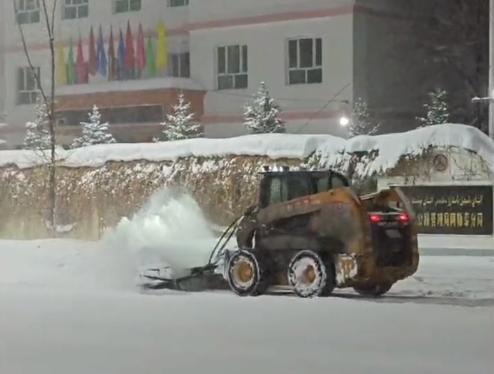  2月16日凌晨，阿勒泰市有关部门连夜清扫积雪。视频截图/雪都融媒